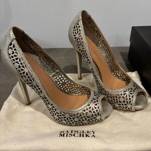 Badgley Mischka Peep Toe Platform Heels, Platino, Size 6.5